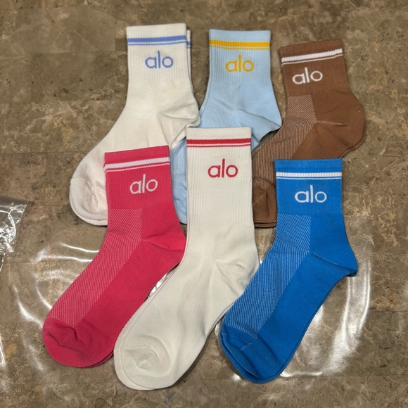 New Women’s Alo Socks
New with tags in its packaging
6 pairs
Fits sizes 6-11 - Picture 3 of 4